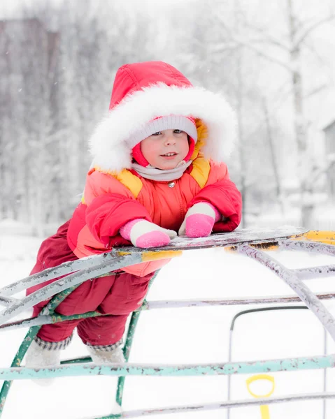 在红色的保暖衣物美丽快乐的孩子 — 图库照片