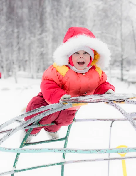 Красивый счастливый ребенок в красной теплой одежде — стоковое фото