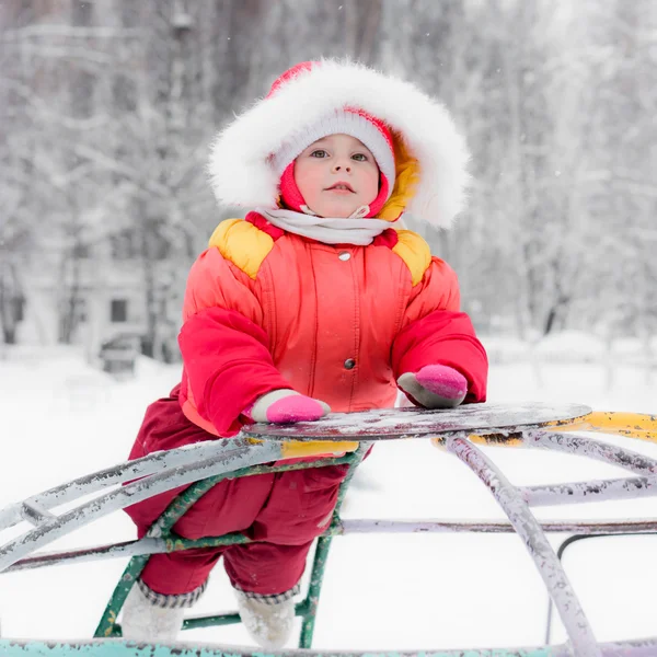 Vackra lycklig unge i den röda varma kläder — Stockfoto