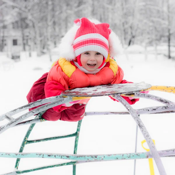 Schönes glückliches Kind in der roten warmen Kleidung — Stockfoto