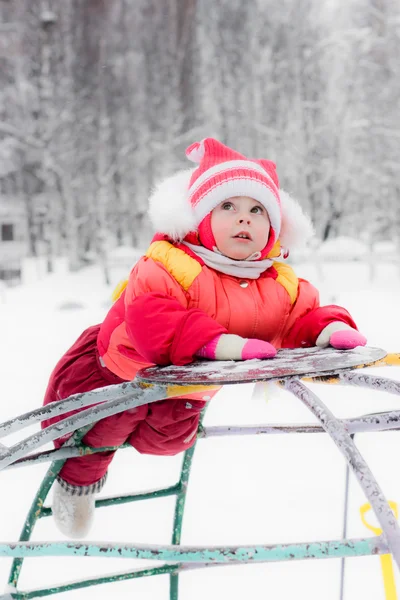 A piros meleg ruhát szép boldog gyerek — Stock Fotó