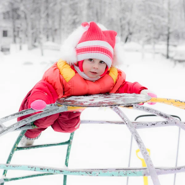 Krásné šťastné dětství v červené teplé oblečení — Stock fotografie