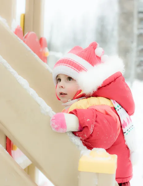 Piękny szczęśliwy dziecko w czerwony ciepłej odzieży — Zdjęcie stockowe