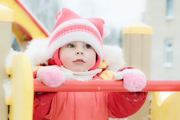 Mooie gelukkige jongen in het rode warme kleding — Stockfoto