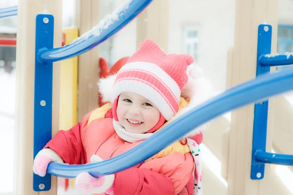 Schönes glückliches Kind in der roten warmen Kleidung — Stockfoto