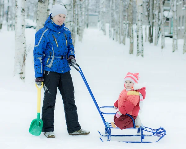 Mutter mit Baby auf dem Schlitten. — Stockfoto