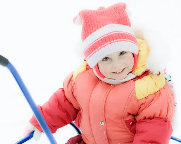 Schönes glückliches Kind in der roten warmen Kleidung — Stockfoto