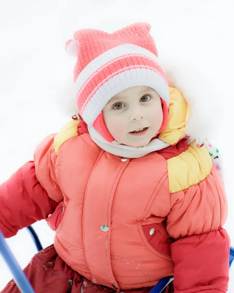 Piękny szczęśliwy dziecko w czerwony ciepłej odzieży — Zdjęcie stockowe