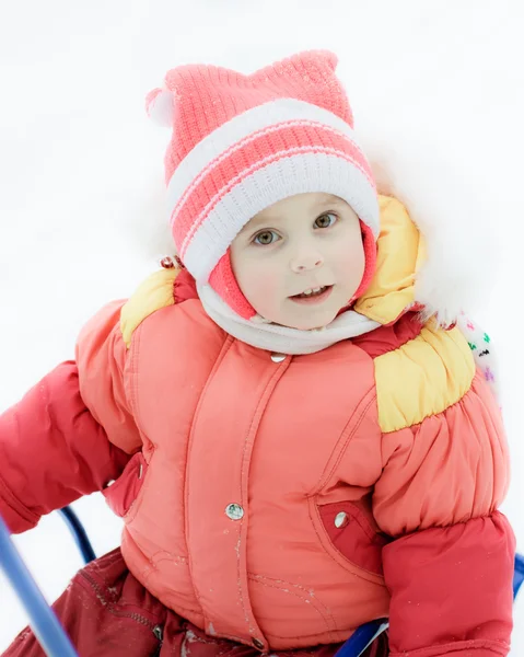 Bello bambino felice nei vestiti caldi rossi — Foto Stock