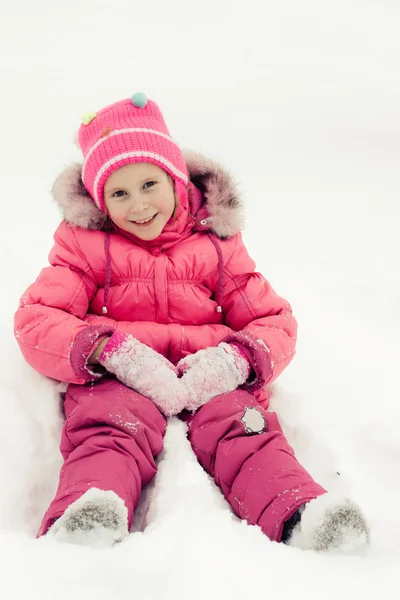 Schöne glückliche Mädchen in der roten Jacke — Stockfoto