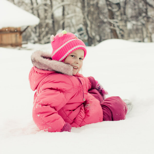 Красивая счастливая девушка в красной куртке

