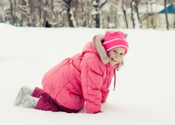 Schöne glückliche Mädchen in der roten Jacke — Stockfoto