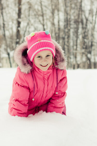 Красивая счастливая девушка в красной куртке
