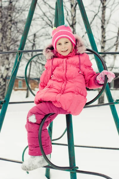 Kırmızı ceketli güzel mutlu bir çocukluk — Stok fotoğraf