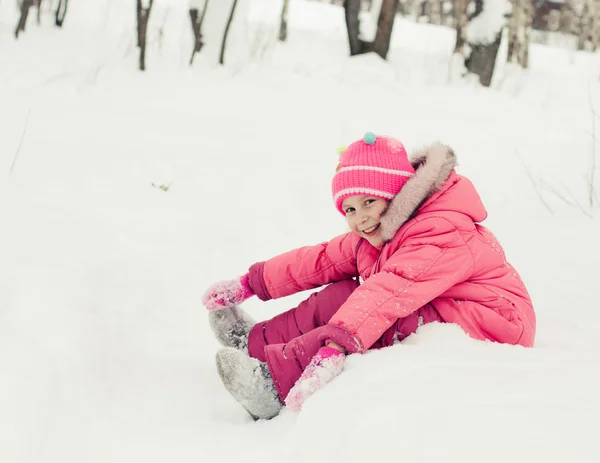 Schöne glückliche Mädchen in der roten Jacke — Stockfoto