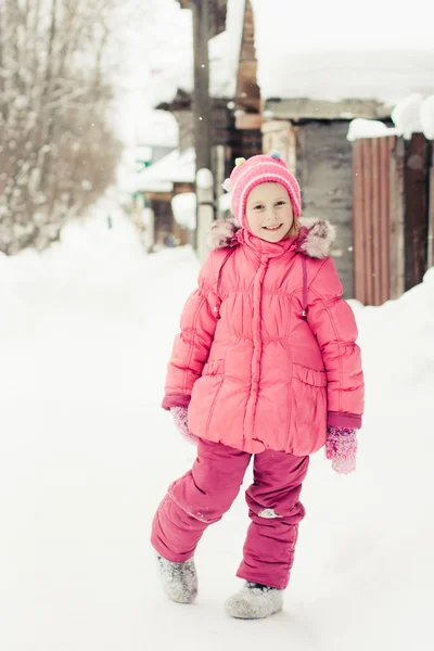 Menina feliz bonita na jaqueta vermelha — Fotografia de Stock