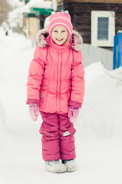 Vackra lycklig unge i den röda jackan — Stockfoto