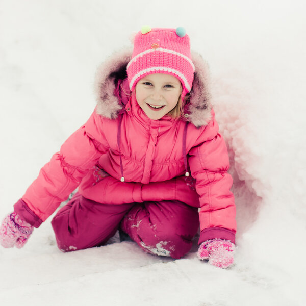 Красивая счастливая девушка в красной куртке
