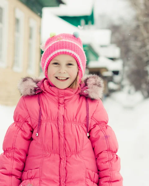 Schönes glückliches Kind in der roten Jacke — Stockfoto