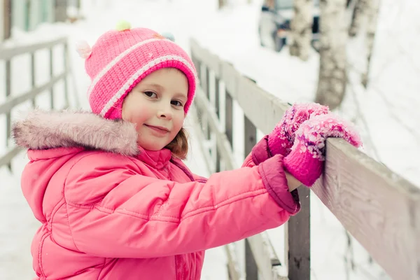 Bellissimo bambino felice con la giacca rossa — Foto Stock