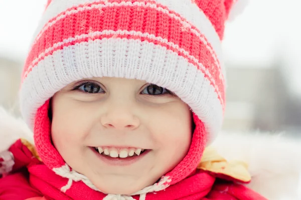 Schönes glückliches Kind in der roten Jacke — Stockfoto