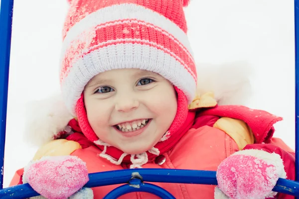 Schönes glückliches Kind in der roten Jacke — Stockfoto