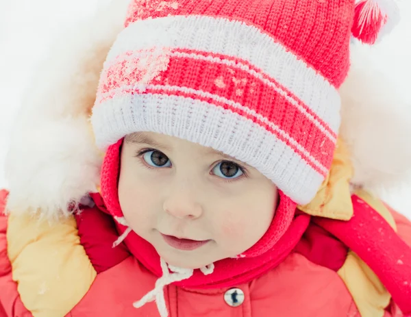 Bellissimo bambino felice con la giacca rossa — Foto Stock