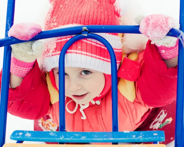 Krásné šťastné dětství v červené bundě — Stock fotografie