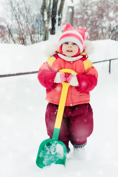 孩子挖雪铲 — 图库照片