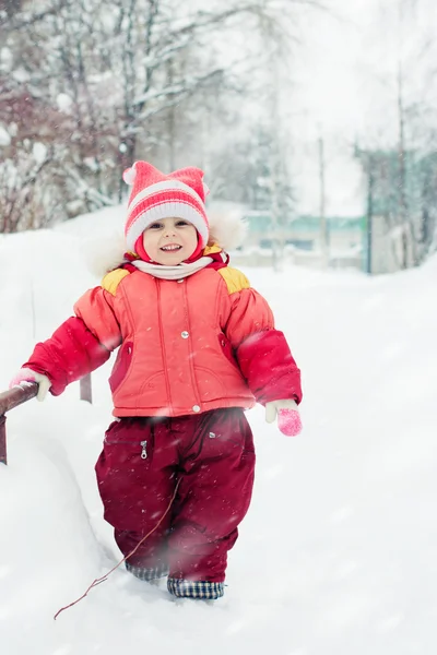 Kid procházky zimní den — Stock fotografie