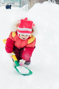 Çocuk kar küreği digs