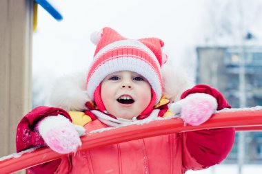 Kırmızı ceketli güzel mutlu bir çocukluk