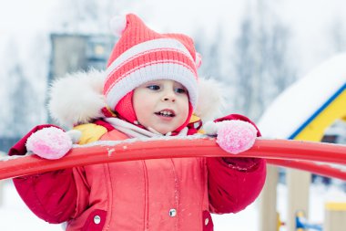 Kırmızı ceketli güzel mutlu bir çocukluk