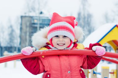 Kırmızı ceketli güzel mutlu bir çocukluk