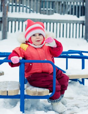 Kırmızı ceketli güzel mutlu bir çocukluk.