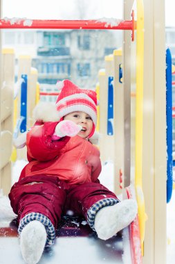 Kırmızı ceketli güzel mutlu bir çocukluk