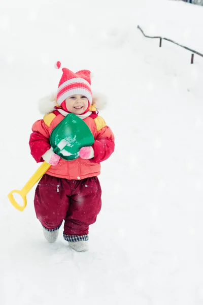 Dítě kope lopata na sníh — Stock fotografie