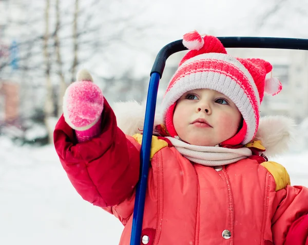 Il bambino in giacca rossa — Foto Stock