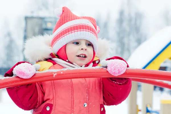 Kırmızı ceketli güzel mutlu bir çocukluk