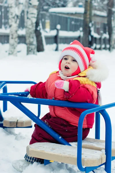 Kırmızı ceketli güzel mutlu bir çocukluk.