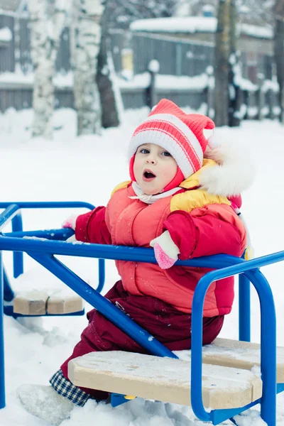 Piękne dziecko szczęśliwe w czerwonej kurtce. — Zdjęcie stockowe