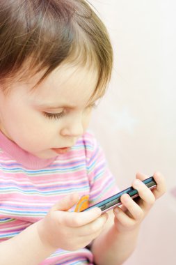 Bebek ile mobil telefon