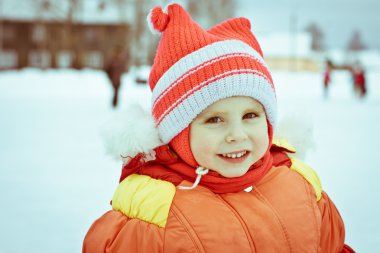 Kırmızı ceketli güzel mutlu bir çocukluk