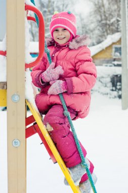 Kırmızı ceketli güzel mutlu bir çocukluk