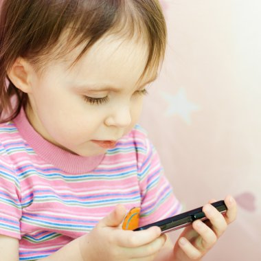 Bebek ile mobil telefon