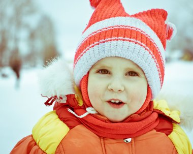 Kırmızı ceketli güzel mutlu bir çocukluk