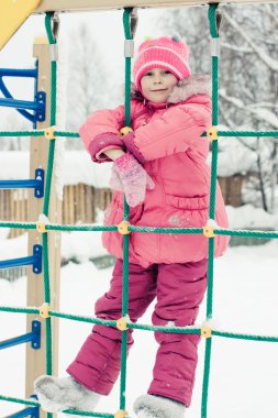 Kırmızı ceketli güzel mutlu bir çocukluk