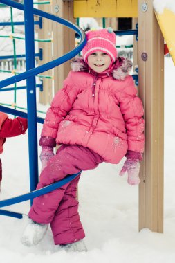 Kırmızı ceketli güzel mutlu bir çocukluk