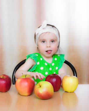 elma ile mutlu bir çocukluk.