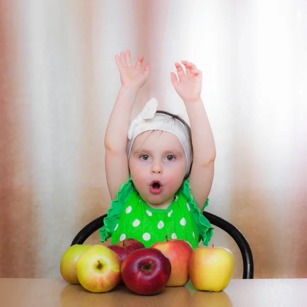 Ragazzo felice con le mele . — Foto Stock